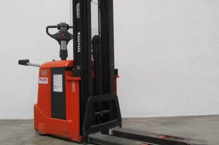Штабелер Toyota, 1.25т., 2007г., 4500 мм подъем, батарея 2017 года- фото № 2