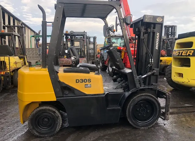 Дизельный погрузчик Doosan D30S-3- фото № 2