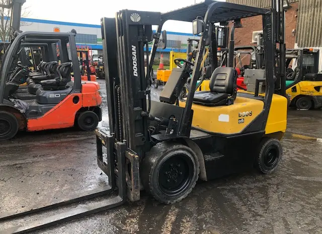 Дизельный погрузчик Doosan D30S-3- фото № 4