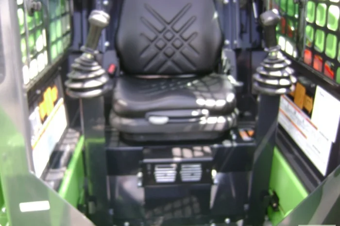 Продам ковшовый мини погрузчик Digger модель SSL6700- фото № 10