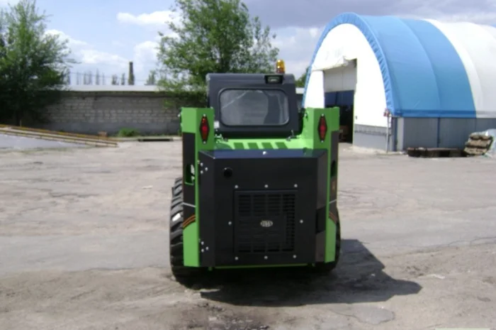 Продам ковшовый мини погрузчик Digger модель SSL6700- фото № 3