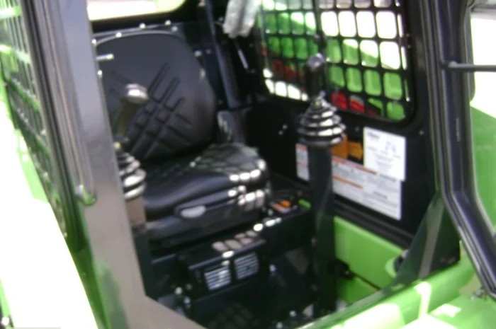 Продам ковшовый мини погрузчик Digger модель SSL6700- фото № 7