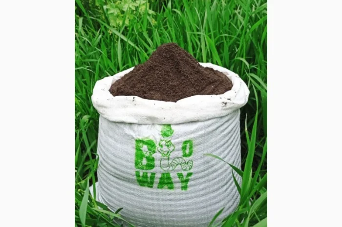 Біогумус вермікомпост просіяний добриво для саду городу компост у мішку 10 і 30 кг- фото № 6