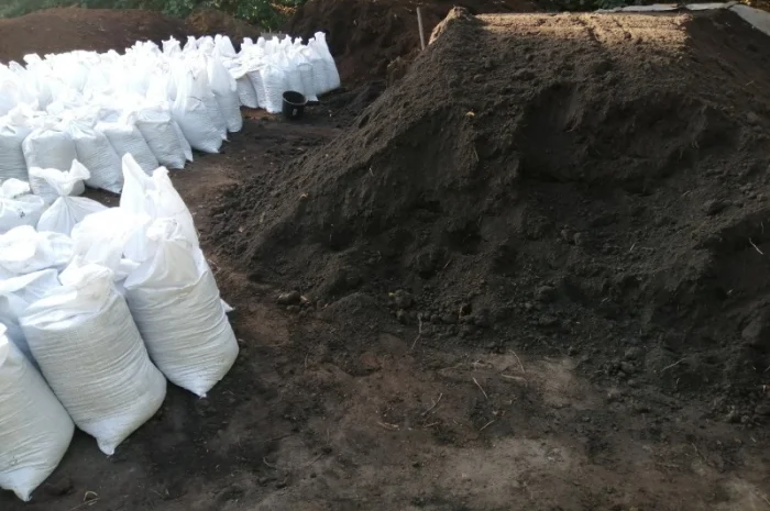 Чернозем купить Киев Чернозем в мешках Киевская область Перегной- фото № 1