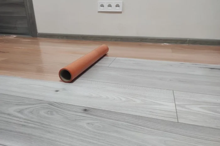 Плівка захисна самоклеюча для захисту поверхонь при ремонті РУЛОН- фото № 1