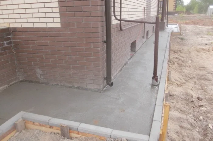 Бетонные работы: отмостка под ключ в Киеве и области- фото № 1