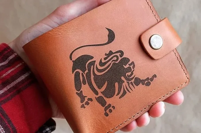 Светло-коричневый кожаный кошелек с гравировкой- фото № 1