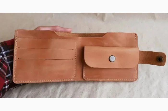 Светло-коричневый кожаный кошелек с гравировкой- фото № 9