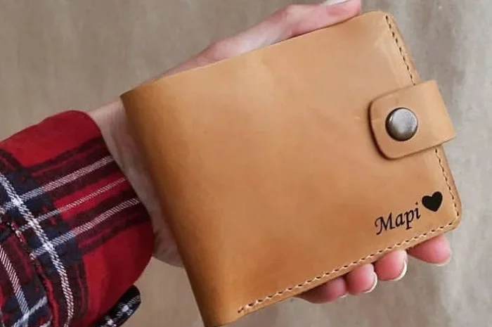 Светло-коричневый кожаный кошелек с гравировкой- фото № 3