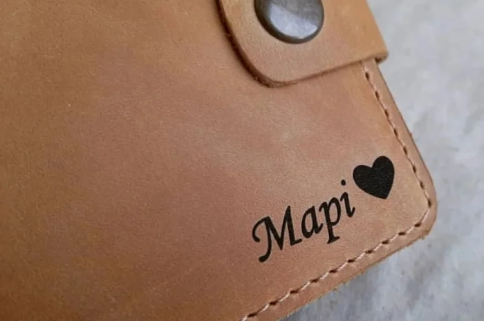 Светло-коричневый кожаный кошелек с гравировкой- фото № 4