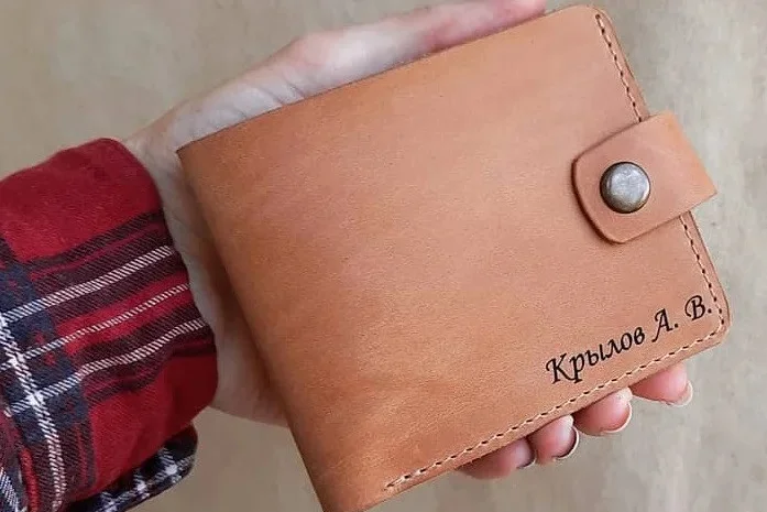 Светло-коричневый кожаный кошелек с гравировкой- фото № 5