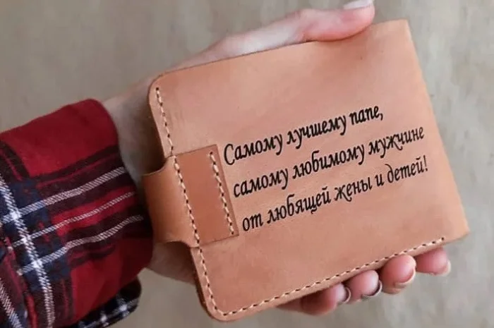 Светло-коричневый кожаный кошелек с гравировкой- фото № 6