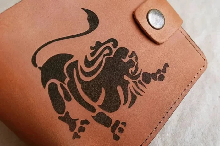 Светло-коричневый кожаный кошелек с гравировкой- фото № 7