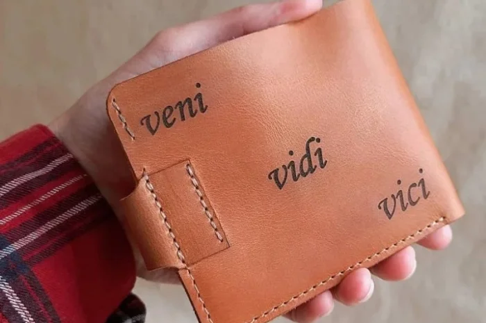 Светло-коричневый кожаный кошелек с гравировкой- фото № 8