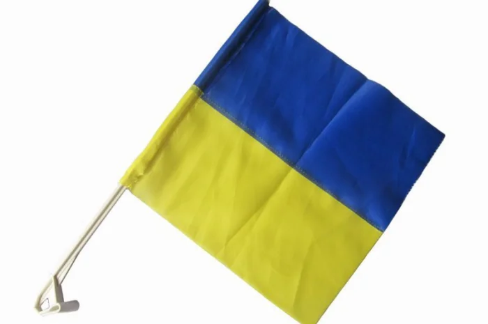 Прапорець "України" на авто- фото № 1