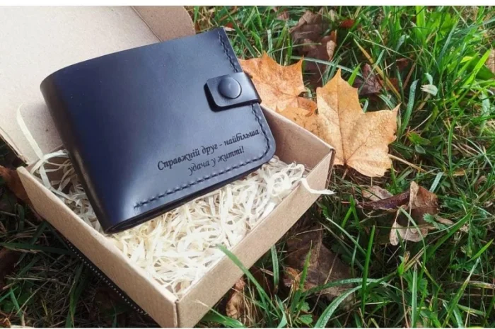 Кожаный кошелек с индивидуальной гравировкой- фото № 4