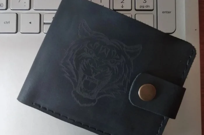 Кожаный кошелек с индивидуальной гравировкой- фото № 5