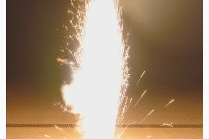 Сценічний холодний фонтан Silver, висота 2м, час горіння 30с- фото № 2