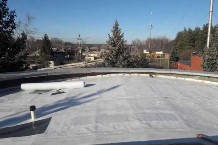 Укладка ПВХ мембраны и ремонт кровли- фото № 1