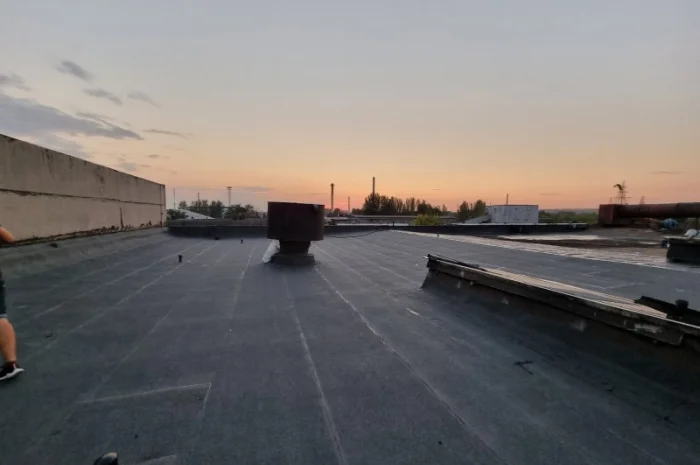 Капитальный ремонт крыши с использованием рулонных материалов- фото № 1