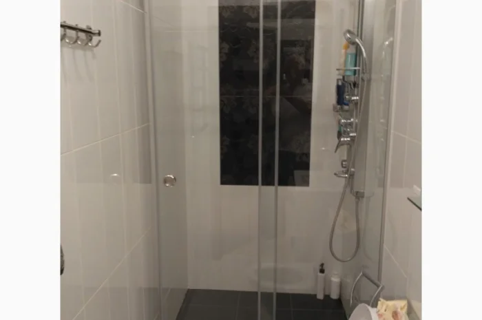 Раздвижные душевые двери и перегородки в ванной на заказ, изготовление и установка- фото № 5