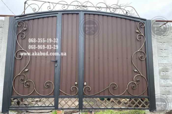 Розпашные ворота из профлиста и бетонный забор- фото № 1
