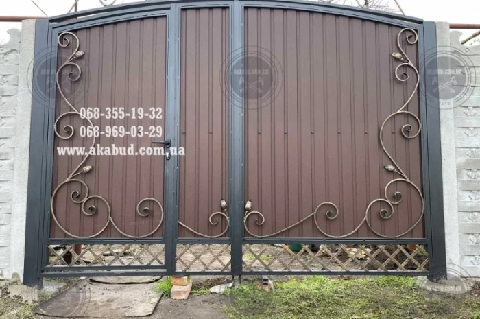 Розпашные ворота из профлиста и бетонный забор- фото № 2