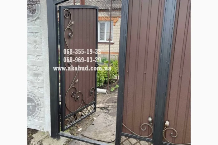 Розпашные ворота из профлиста и бетонный забор- фото № 5