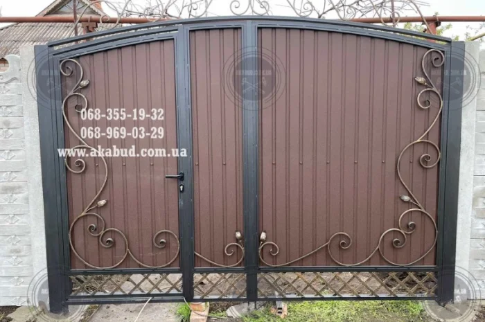 Распашные ворота из профлиста с бетонным забором- фото № 1
