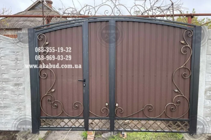 Распашные ворота из профлиста с бетонным забором- фото № 2