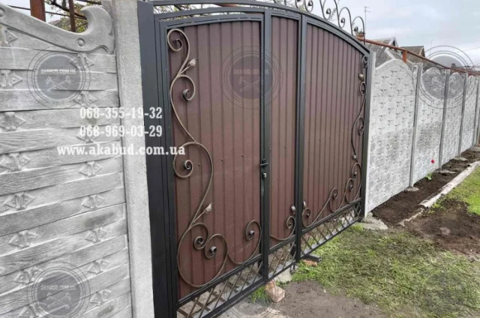 Распашные ворота из профлиста с бетонным забором- фото № 6