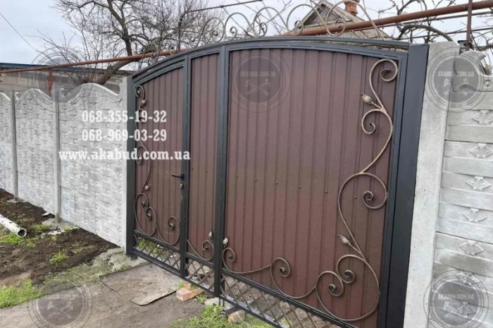 Распашные ворота из профлиста с бетонным забором- фото № 7