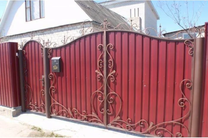 Распашные ворота на заказ в Днепре из профнастила- фото № 1