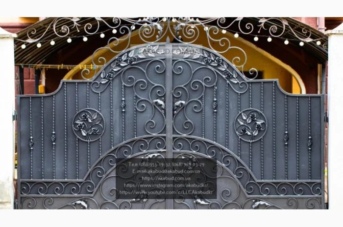 Ковані розпашні ворота з елементами кування- фото № 3