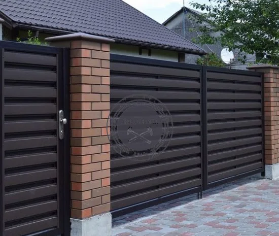 Металлические заборы и ворота-жалюзи для надежной защиты- фото № 1