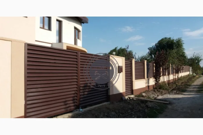 Металлические заборы и ворота-жалюзи для надежной защиты- фото № 10