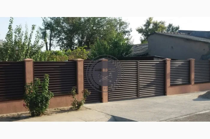 Металлические заборы и ворота-жалюзи для надежной защиты- фото № 4