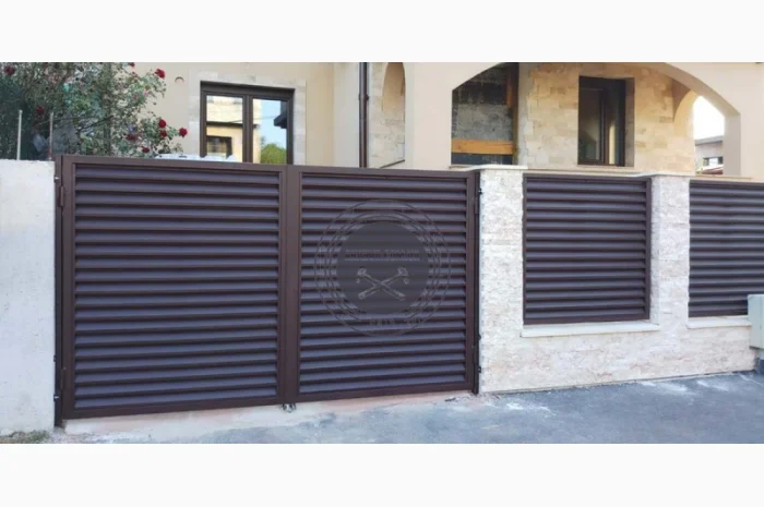 Металлические заборы и ворота-жалюзи для надежной защиты- фото № 13