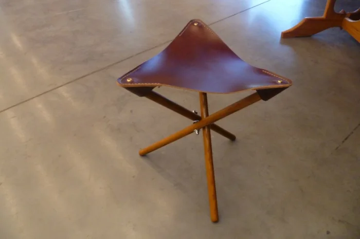 Премиум охотничий стул из древесины и кожи- фото № 1