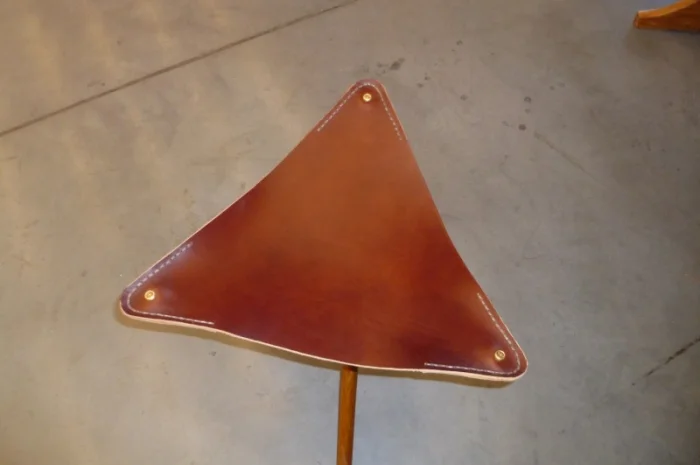 Премиум охотничий стул из древесины и кожи- фото № 3