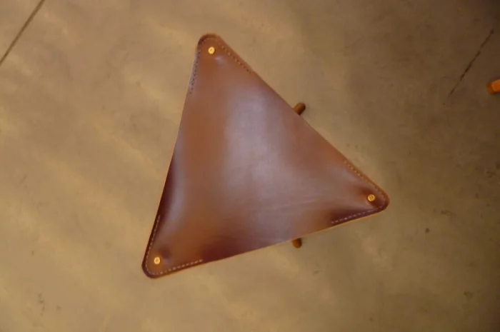 Премиум охотничий стул из древесины и кожи- фото № 4