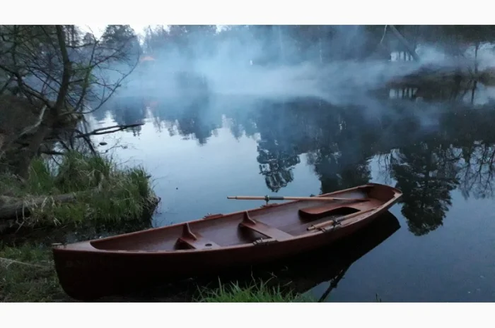 Оренда вінтажного дерев'яного човна для романтичних прогулянок- фото № 4