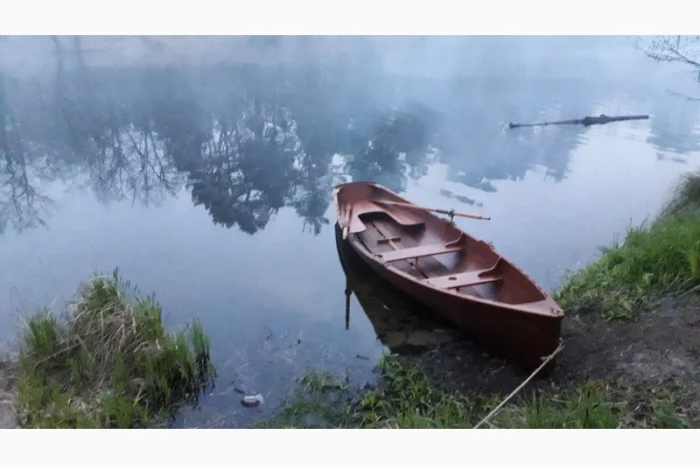 Оренда вінтажного дерев'яного човна для романтичних прогулянок- фото № 5