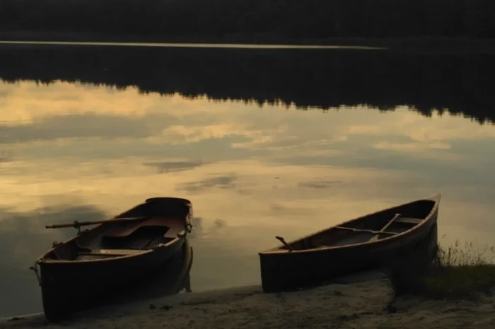 Оренда вінтажного дерев'яного човна для романтичних прогулянок- фото № 8