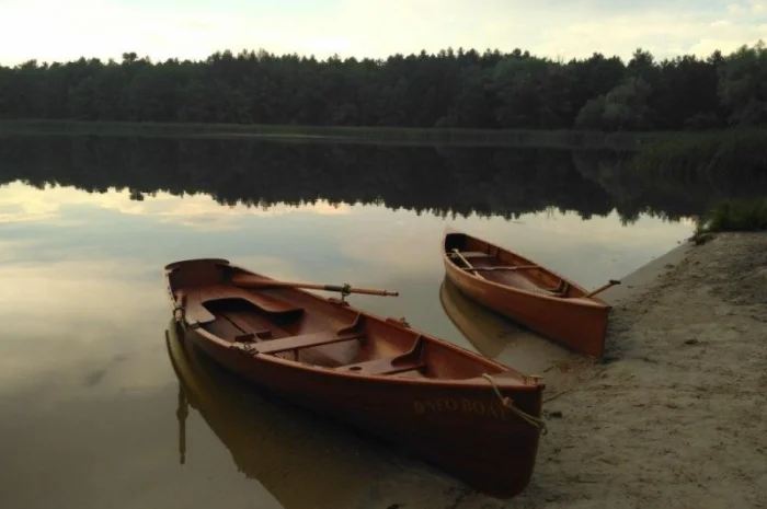 Оренда вінтажного дерев'яного човна для романтичних прогулянок- фото № 9