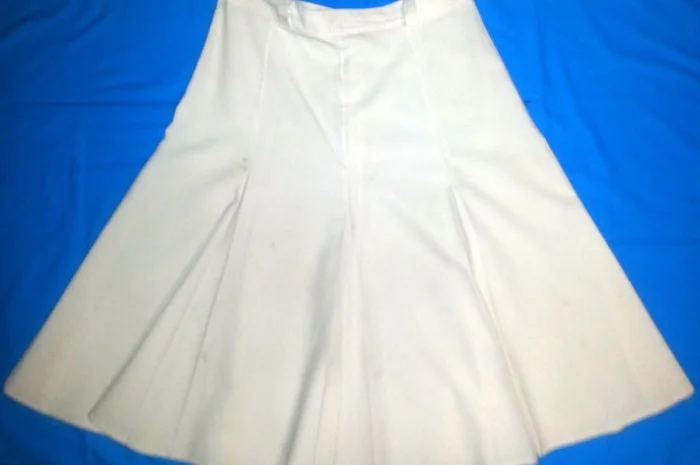 Кремовый женский костюм двойка – жакет и юбка- фото № 2