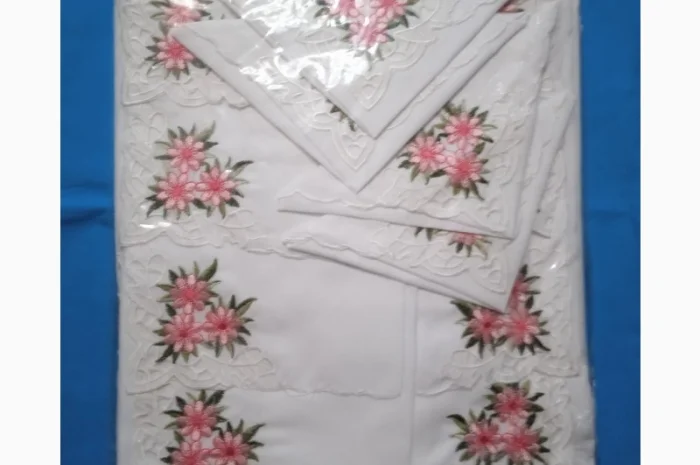 Белая скатерть с вышивкой и салфетками- фото № 1