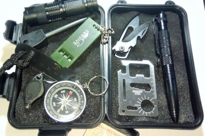 Комплект для выживания и туризма: огниво, мультитул и другие предметы- фото № 1