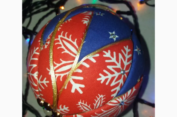 Новогодняя игрушка ручной работы Кимекоми – шар 10 см в продаже- фото № 1