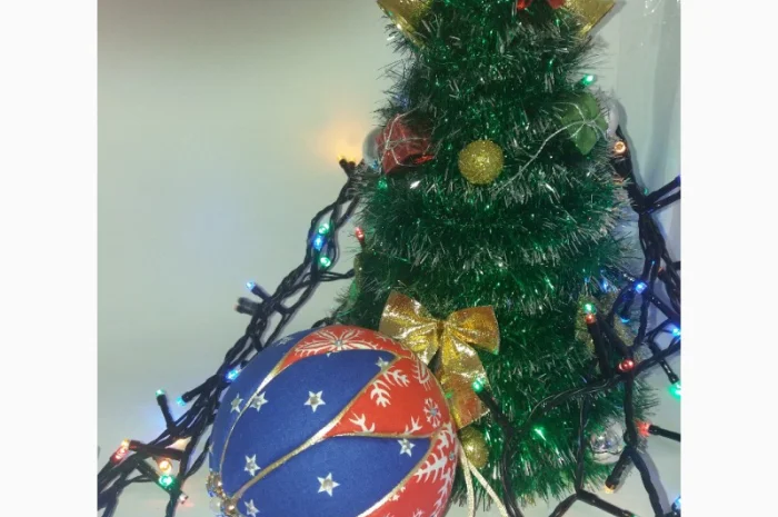 Новогодняя игрушка ручной работы Кимекоми – шар 10 см в продаже- фото № 6